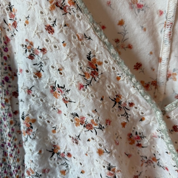 ⚡️American Eagle Floral Wrap V-Neck Blouse - Cream/Blush - Picture 3 of 6